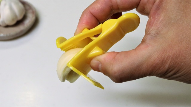 指先をケガする心配なく最後までニンニクやショウガをすりおろせるミニホルダー【今日のライフハックツール】