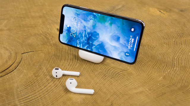 AirPodsケースが、実はiPhoneスタンドにも使えることが判明