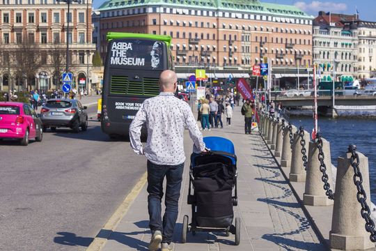 数ヵ月も育児休暇を取るのが一般的なスウェーデン人男性は、実際どう取得してどのように過ごしているのか