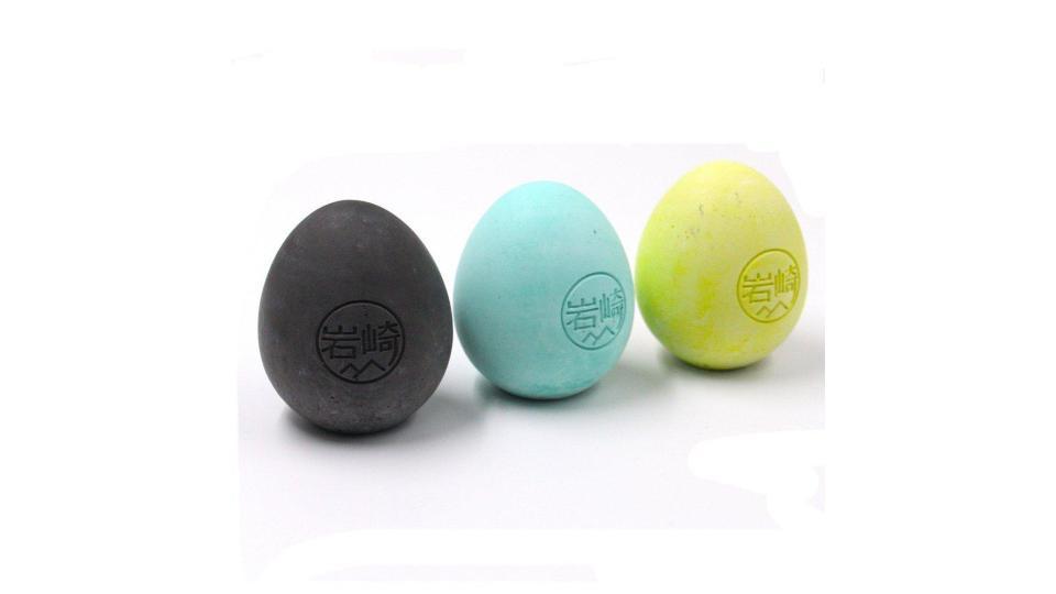 珪藻土で冷蔵庫の消臭を。たまごホルダーにおさまる、かわいいエッグ型消臭剤