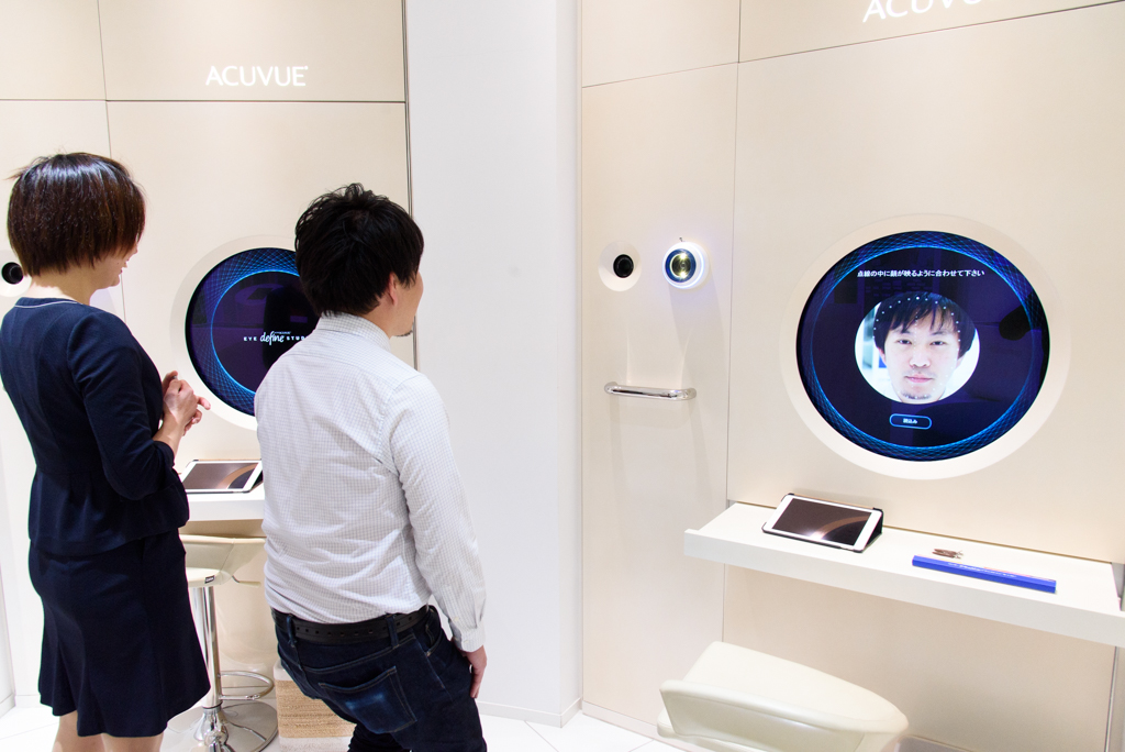 1214ACUVUE3-04
