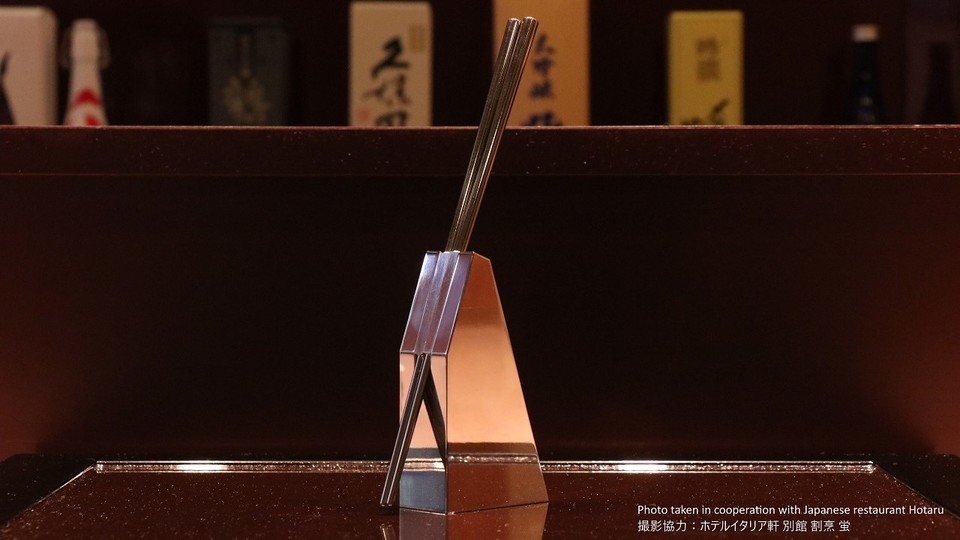 新スタイルのお箸&スタンド「sutto」で縦方向にスマートな暮らしを【今日のライフハックツール】