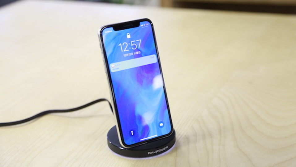 【読者限定で20%オフ!】デスクも動画鑑賞もスマートに。縦置きワイヤレス充電器「RAVPower」