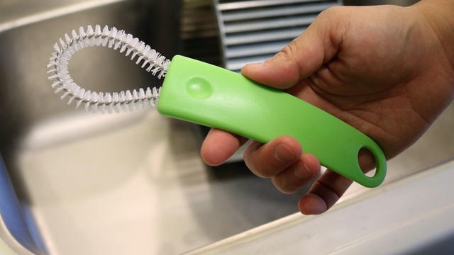 シロッコファンの細くて狭い羽の間でも歯ブラシみたいに汚れをかき出せる換気扇掃除用ブラシ【今日のライフハックツール】