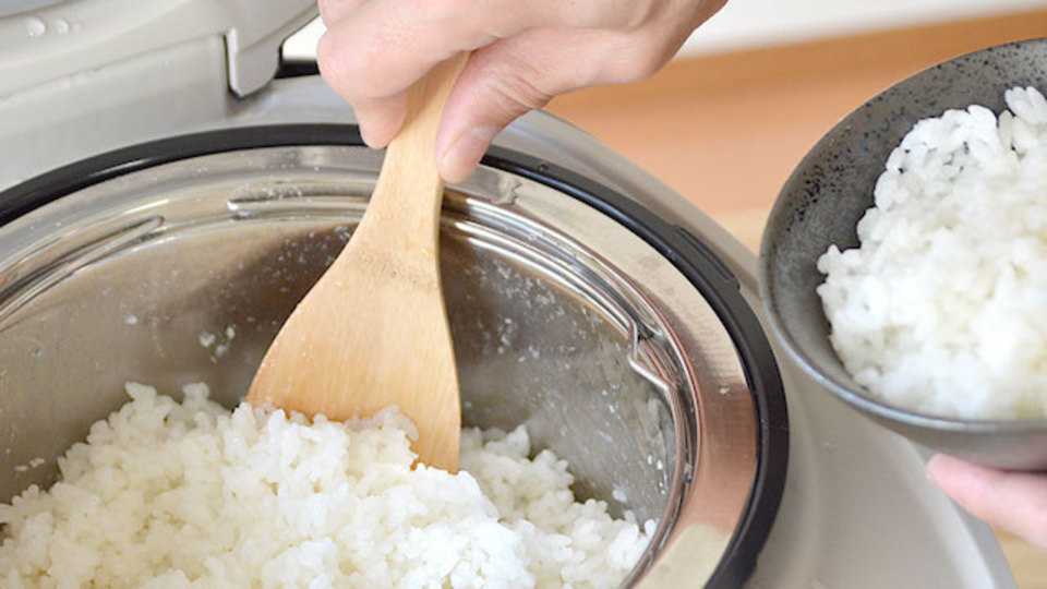 炊くだけで糖質オフに。糖質を33%カットできるサンコーの「糖質カット炊飯器」
