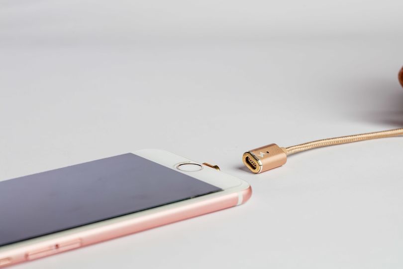 手元にちょっとした未来感を。マグネット式充電ケーブル「ASAP X-conect」がついにアマゾンで購入可能に