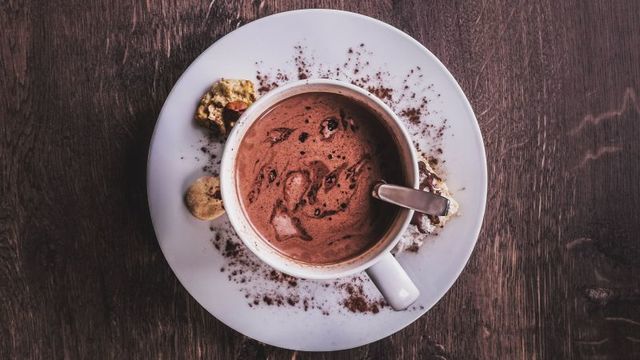 ココアミックスを使わずに絶品のホットチョコレートドリンクを作る2つのレシピ