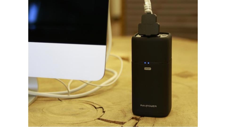 【読者限定で4,000円オフ!】 ACアダプター・USB・Type-Cで同時充電可能な「ポータブル電源 RAVPower 20100mAh」