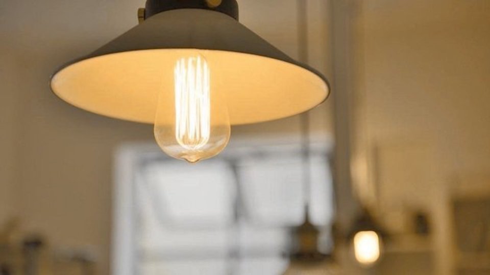 明治30年代を感じさせる「エジソン電球」で、古風な部屋空間を演出