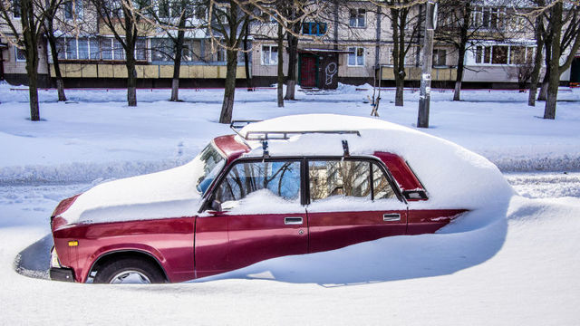 雪にはまって立ち往生した車を抜け出させる方法と凍結した道を運転するコツ