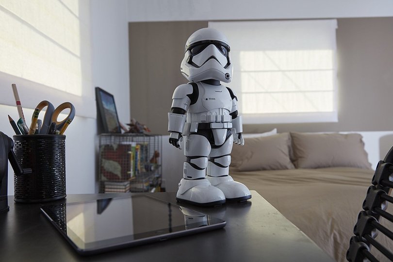 トルーパーよ、目標排除せよ! 音声認識・顔認識・ARアプリなどを備えた「First Order Stormtrooper」がAmazonでも販売開始