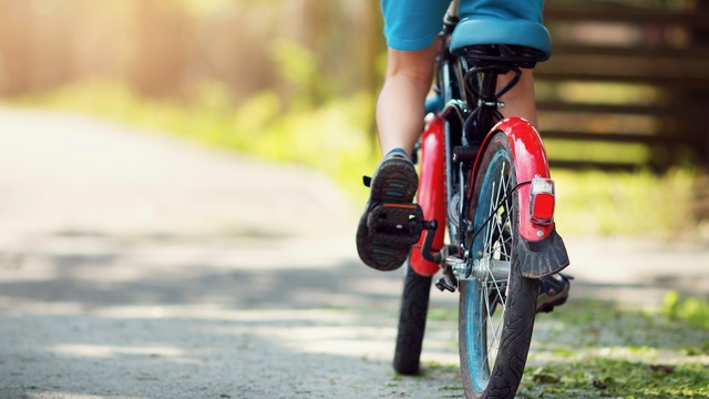 補助輪なしで自転車の乗り方をマスターする方法