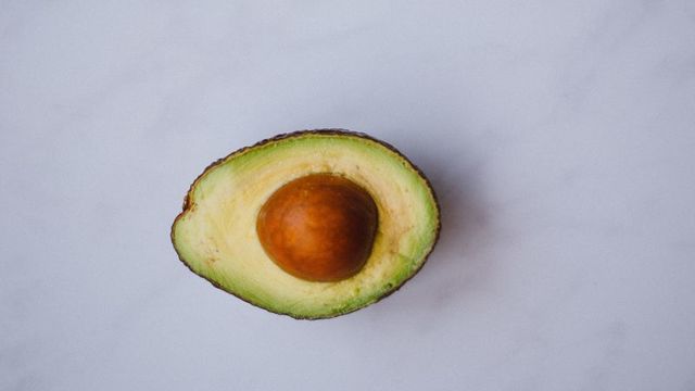 加熱するのはやめたほうがいいと納得する、アボカドのワースト3レシピ