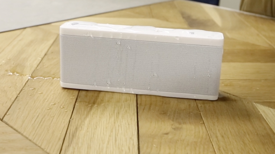 【読者限定セールで20%オフ!】最大10時間再生可能。防水仕様でBluethooth対応のステレオスピーカーがやっぱり便利かもね