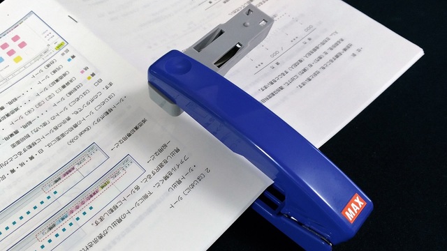 90度回転して中綴じ冊子や紙の筒が手軽に作れるステープラー【今日のライフハックツール】