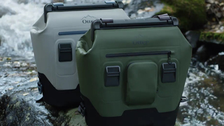 冷えた飲み物を快適に運べるバックパック型ソフトクーラー【今日のライフハックツール】