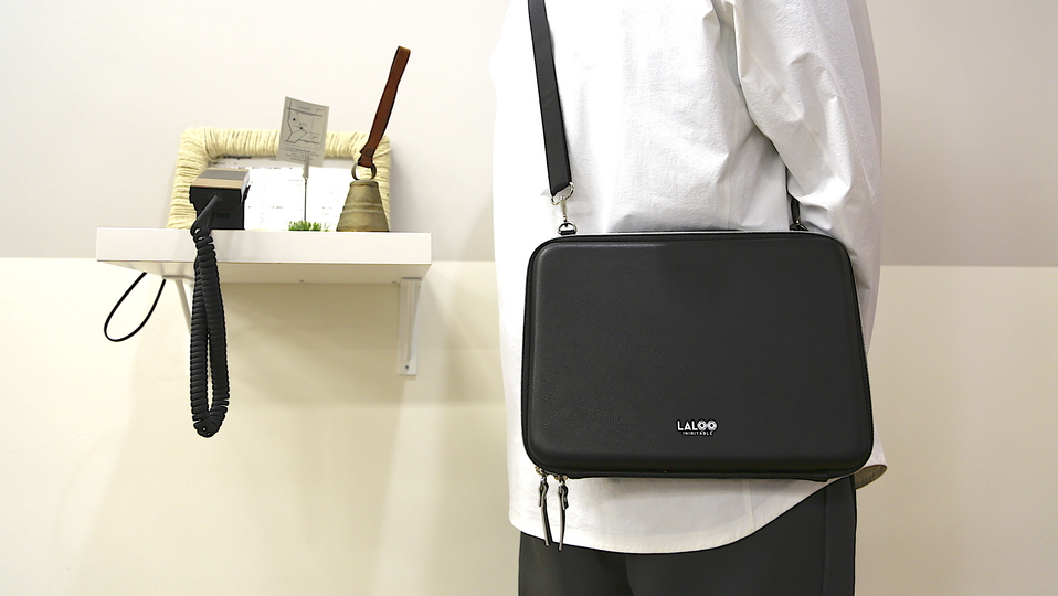フランスのデザイナーが開発した多機能ポーチ「LALOO」を使ってみた。