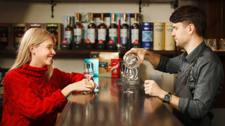 訪問先で良いバーを見つけるには、ホテルのバーテンダーに聞けばよい