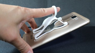 ペットボトルを三脚代わりにできるバンカーリングは、柔らかい手触りで置いてもペッタンコ【今日のライフハックツール】