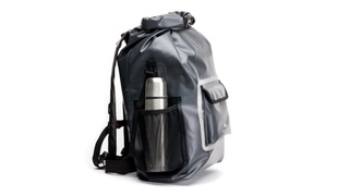 アウトドアでPCや荷物を守る！ 北欧から来た頼もしい「ドライバッグ」