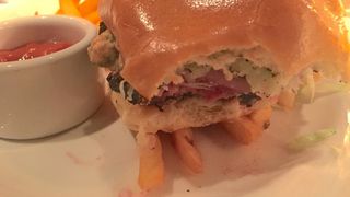 ハンバーガーを肉汁やソースでベチョベチョにせずに美味しく食べる方法