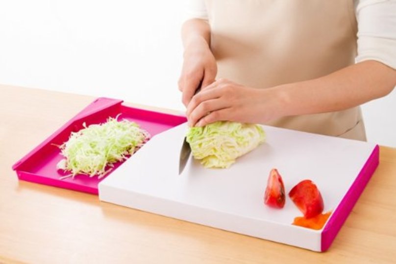 引き出すトレーで料理が捗る。拡張機能がついた「楽ラク4機能スグレまな板」