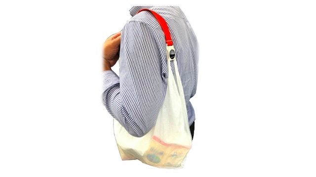 レジ袋は肩にかけて持ち運び。手に食い込む問題を解消するバンド「MORE SMART」