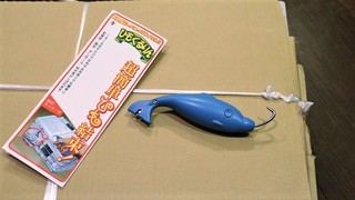 束ねた段ボールの紐が緩んでバラバラに…結ばないでネジれば解決【今日のライフハックツール・ベスト版】