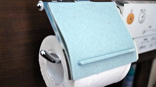トイレに入った時にスマホのちょい置きができる消臭機能つきのペーパーホルダーカバー【今日のライフハックツール】