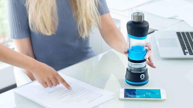 水分不足からの仕事効率の悪化を予防。水分補給のタイミングを教えてくれるスマートウォーターボトル【今日のライフハックツール】
