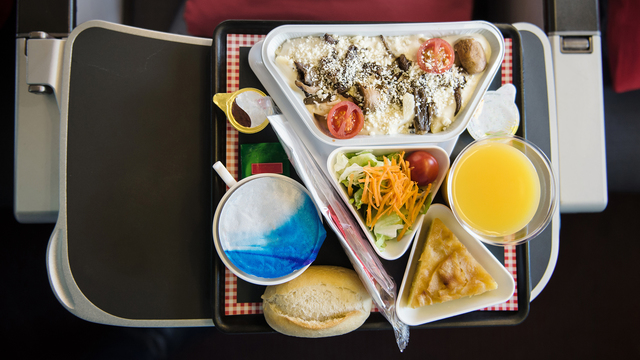 結論から言うと、飛行機の機内食は「おかわり」できます