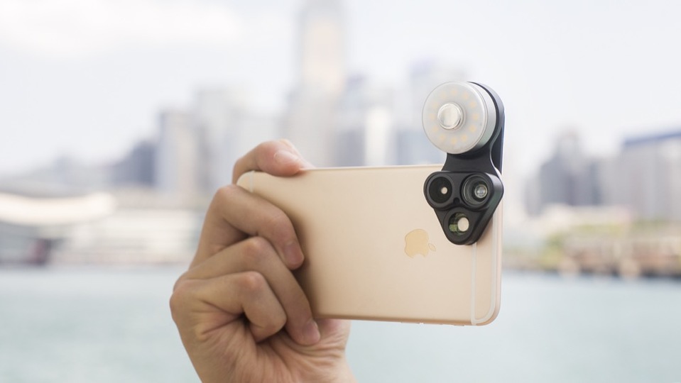 残り1日!スマホ写真の完成度を高めるライト付きレンズ「RevolCam」がもうすぐキャンペーン終了