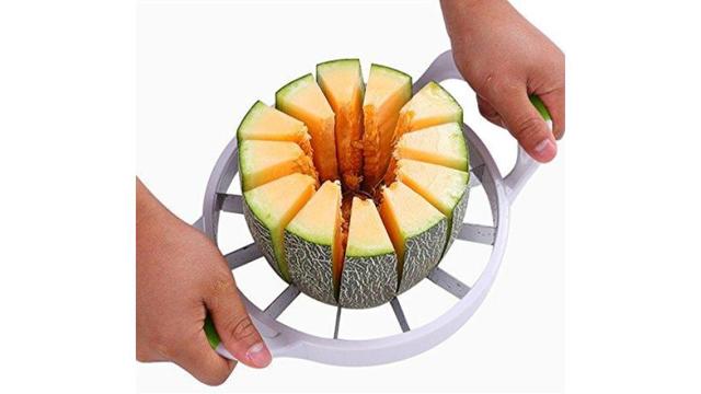 ホームパーティで活躍しそう。りんごもメロンもケーキも一瞬で切れるフルーツカッター