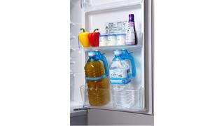 ハンドルをつけるだけ。「ペットボトルや牛乳パック」を子どもが自分で注げるように!