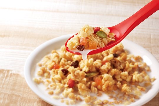「フルグラ」も食べすぎNG! そこでこのスプーンが活躍するんです