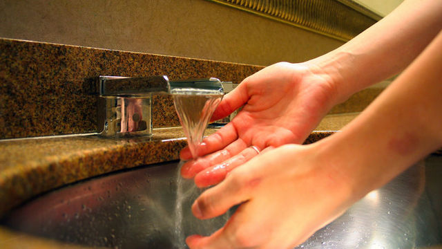 濡らすだけでは洗ったとはいえない。見直すべきトイレ後の正しい手洗い方法