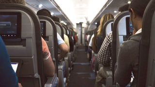 機内でシートを倒してきた乗客も、また犠牲者なのだ