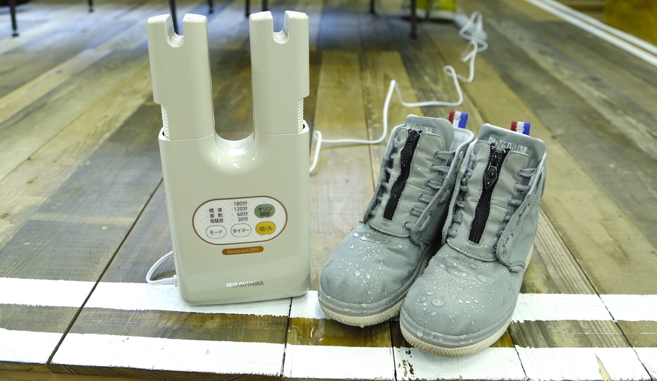 【読者限定で20%オフ】エチケットは足元から。脱臭力と乾燥力を備えたアイリスオーヤマのくつ乾燥機「カラリエ」
