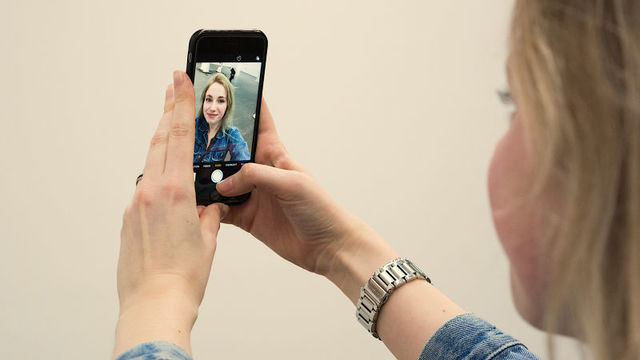 スマホで自撮りすると、鼻が30%大きく見える。対処法は?