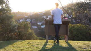 2分でどこでも仕事場が完成！ たたんで持ち運べるのに乗れるほど頑丈なスタンディングデスク【今日のライフハックツール】