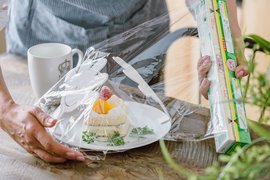型崩れの心配なし。ラップが食べ物に触れるのを防ぐキッチンアイテム「ママの手」