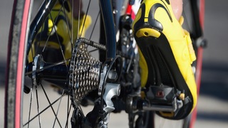 サイクリングシューズをスムーズに装着する方法