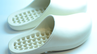 出しっぱなしOK。ベランダサンダルは水はけ最高なこちらで