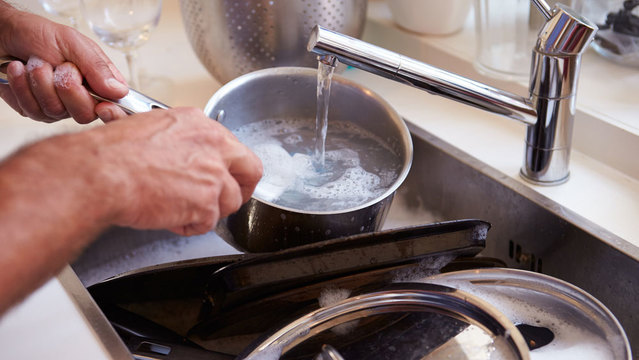 汚れた食器や鍋を、水に浸けてシンクに置きっぱなしにしていませんか?