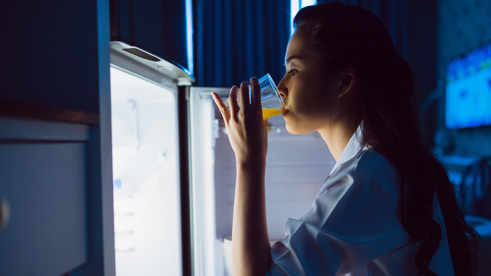 夜の11時半に食べたら太る? 満腹で寝るとどうなる?
