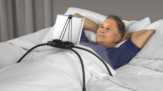 決め手は変形自在な「脚」どんな体勢でもタブレットをベストな位置にキープできるスタンド【今日のライフハックツール】