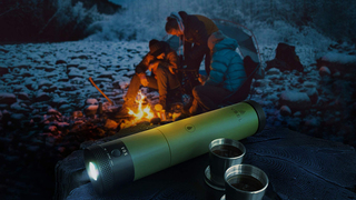 好みのアウトドア・防災グッズをコンパクトに詰め込める多機能なコンパス付き懐中電灯【今日のライフハックツール】