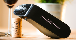 理想的なデキャンタージュを一瞬で実現する「Aveineスマートワインエアレーター」