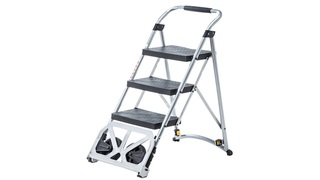 オフィスや自宅に1ついかが？ キャリーカートにもなるサンワダイレクトの｢2in1 折りたたみ脚立｣