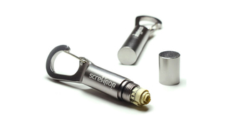 見た目はカラビナ型キーホルダー。紙幣やチケット、錠剤などを隠して持ち歩ける『Travel Stash』【今日のライフハックツール】